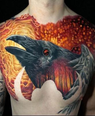 Tatuaż kruk na klatce piersiowej