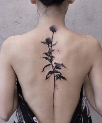 Tatuaż kwiat na kręgosłupie