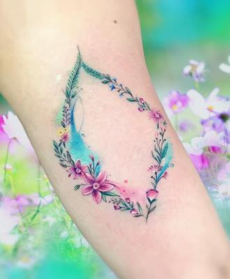 Tatuaż kwiatki kolorowe