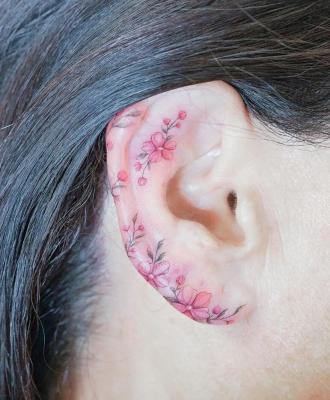 Tatuaż kwiatki na uchu