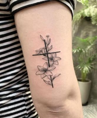Tatuaż kwiaty i krzyż
