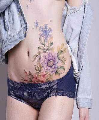 Tatuaż kwiaty na brzuchu damski