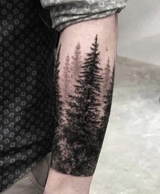 Tatuaż las na ręce