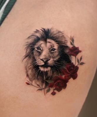 Tatuaż lew i kwiaty róże