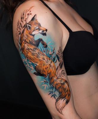 Tatuaż lis na ramieniu