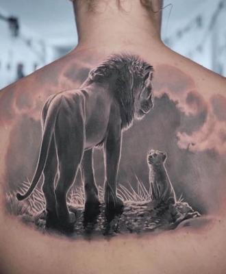 Tatuaż lwy na plecach
