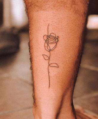 Tatuaż łydka róża