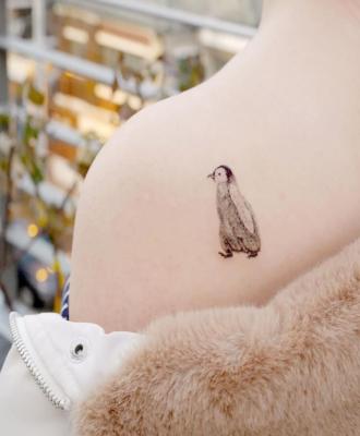 Tatuaż mały pingwin