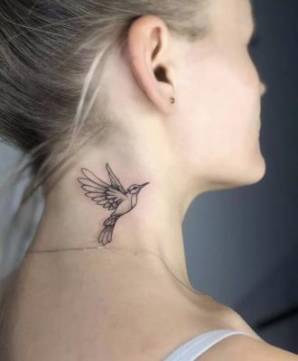 Tatuaż mały ptak na szyi
