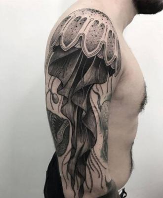 Tatuaż meduza na ramieniu