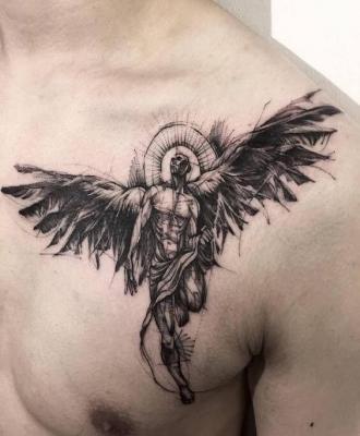 Tatuaż męski anioł na klatce piersiowej