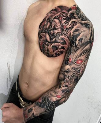 Tatuaż męski na ramieniu i ręce
