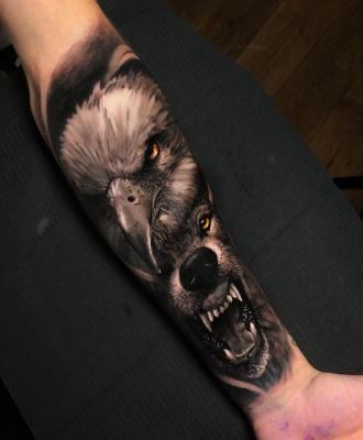 Tatuaż męski orzeł i wilk