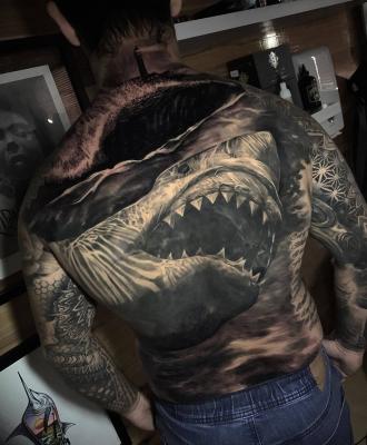 Tatuaż męski rekin