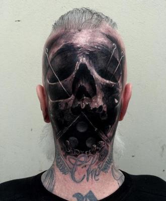 Tatuaż męski z tyłu czaszki