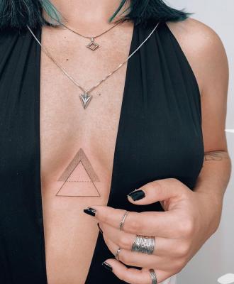 Tatuaż między piersiami dwa trójkąty