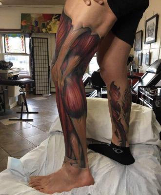 Tatuaż mięsnie nogi
