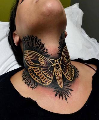 Tatuaż motyl na szyi