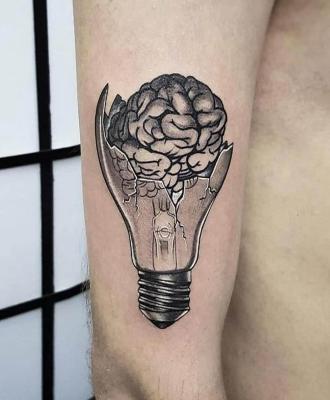 Tatuaż mózg i żarówka