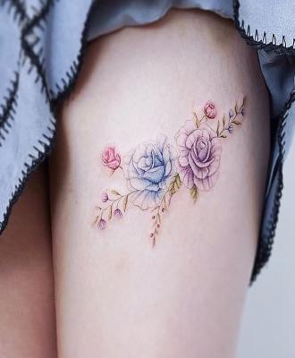 Tatuaż na biodrze kwiatki 