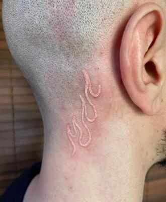 Tatuaż na głowie za uchem