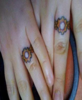 Tatuaż na palcach dla dwojga zakochanych