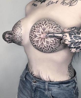 Tatuaż na piersiach kobiety