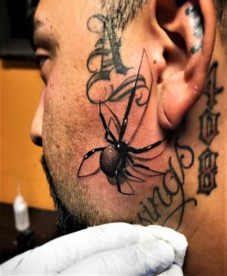 Tatuaż na poliku pająk