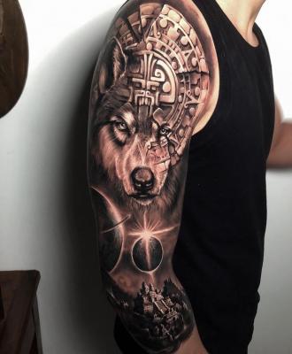 Tatuaż na ramieniu faceta