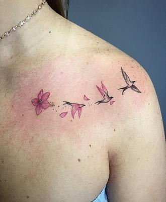 tatuaż na ramieniu kobiecy