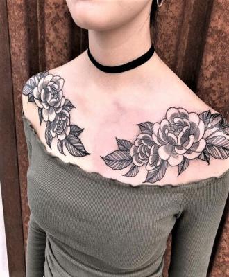 Tatuaż na ramionach kwiaty damski