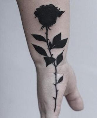 Tatuaż na ręce czarna róża