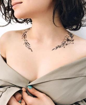 Tatuaż na szyi kwiaty