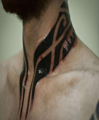 tatuaż na szyi męski