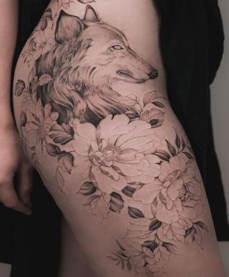 Tatuaż na udzie wilk damski wzór