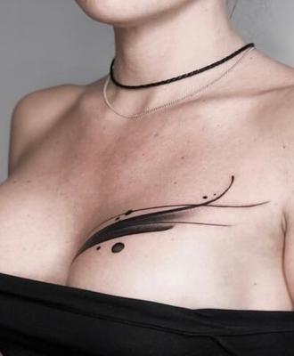 Tatuaż nad piersią