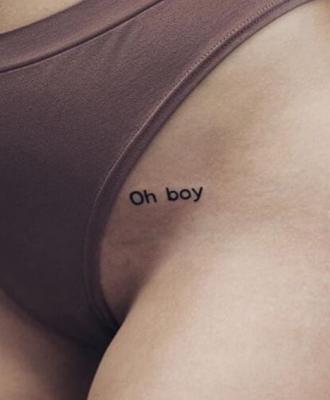 Tatuaż napis dla dziewczyny intymne miejsce