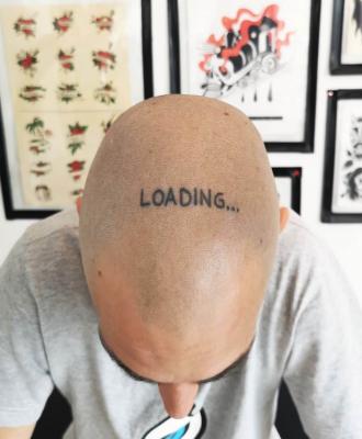 Tatuaż napis na głowie