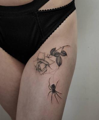 Tatuaż pająk i róża