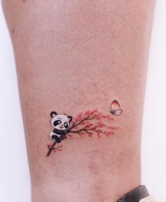 Tatuaż panda na drzewie