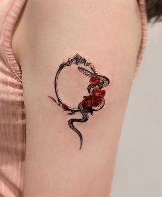 Tatuaż piękny wąż damski