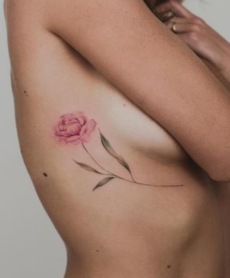 Tatuaż pojedyńczy kwiat