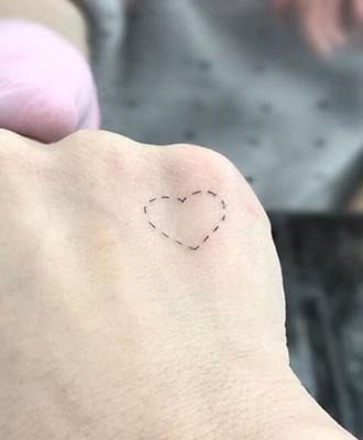 Tatuaż przerywana linia serce