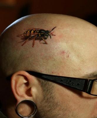 Tatuaż pszczoła na głowie