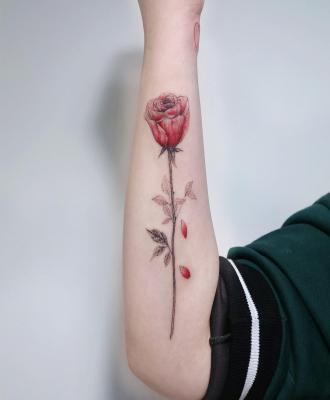 tatuaż róża damska