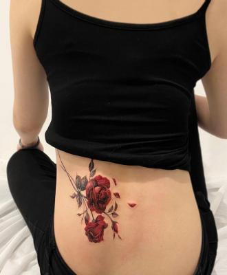 Tatuaż róże na lędźwiach 