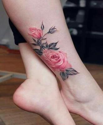 Tatuaż róże na łydce