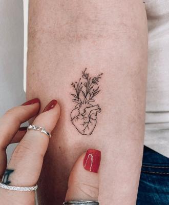 Tatuaż serce i kwiaty