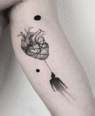 Tatuaż serce i postać