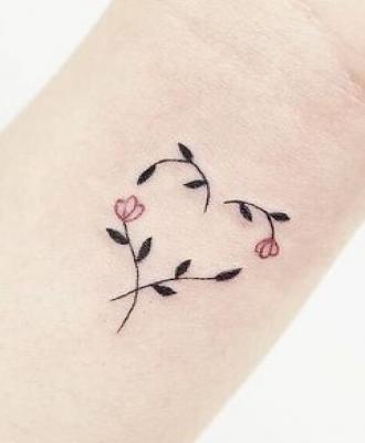 Tatuaż serce z kwiatków